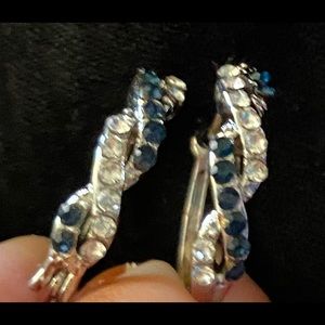 Exquisite earrings with sapphire and diamonds